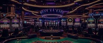 Dealer Live Casino sedang membagikan kartu dalam permainan yang menarik